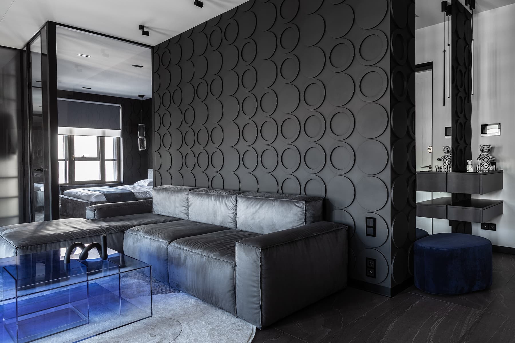 Голубое стекло и ощущение воздуха в современном интерьере для студента — проект design studio Galitarova