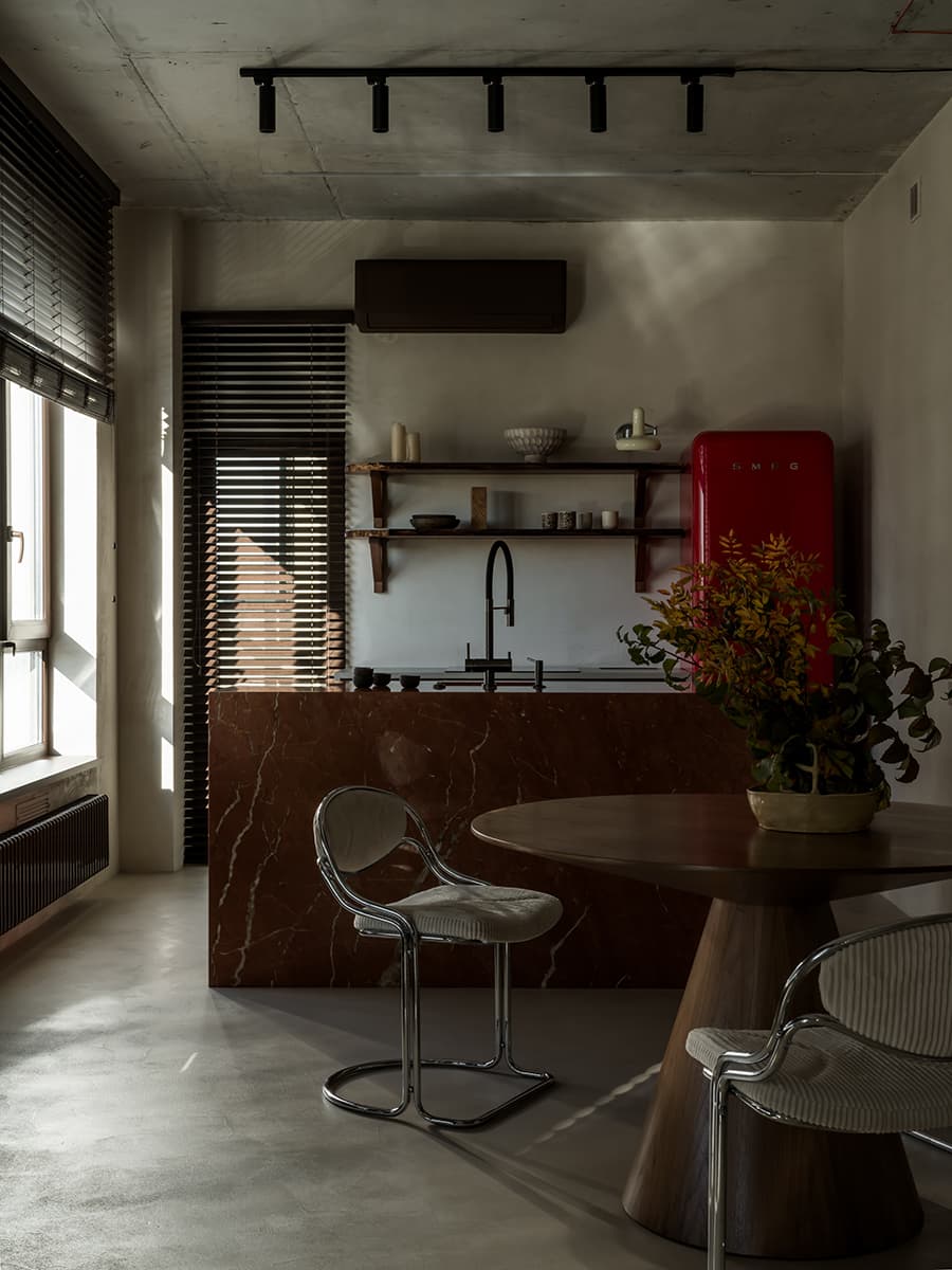 Богатый деталями и декором интерьер с необычной штукатуркой — проект студии Amirova Design