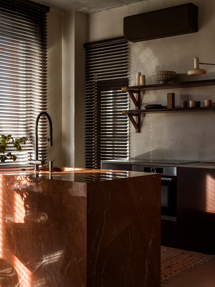 Богатый деталями и декором интерьер с необычной штукатуркой — проект студии Amirova Design