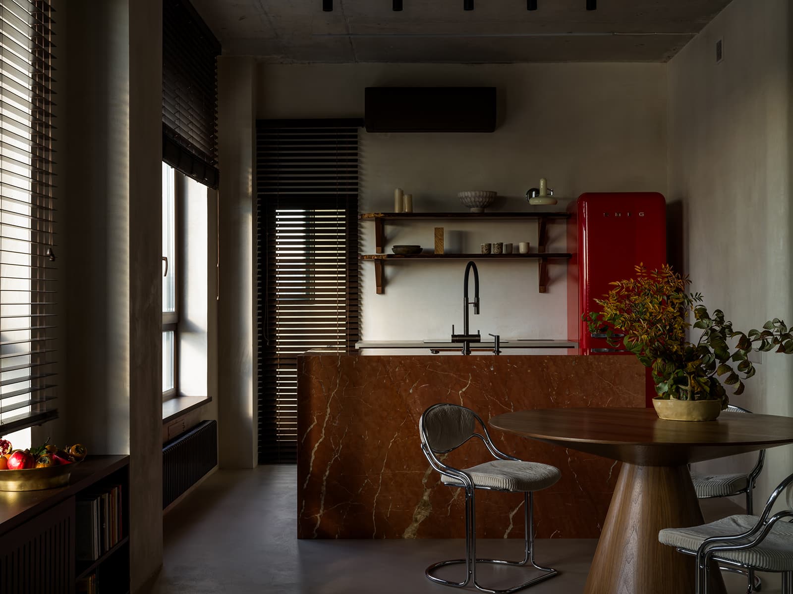 Богатый деталями и декором интерьер с необычной штукатуркой — проект студии Amirova Design