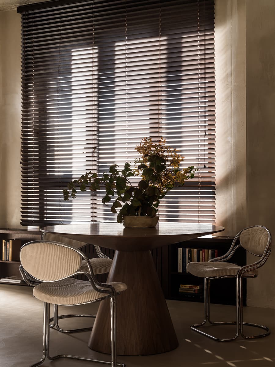 Богатый деталями и декором интерьер с необычной штукатуркой — проект студии Amirova Design