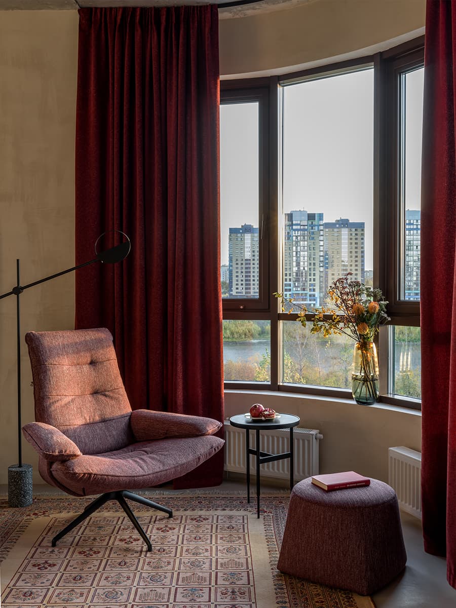 Богатый деталями и декором интерьер с необычной штукатуркой — проект студии Amirova Design