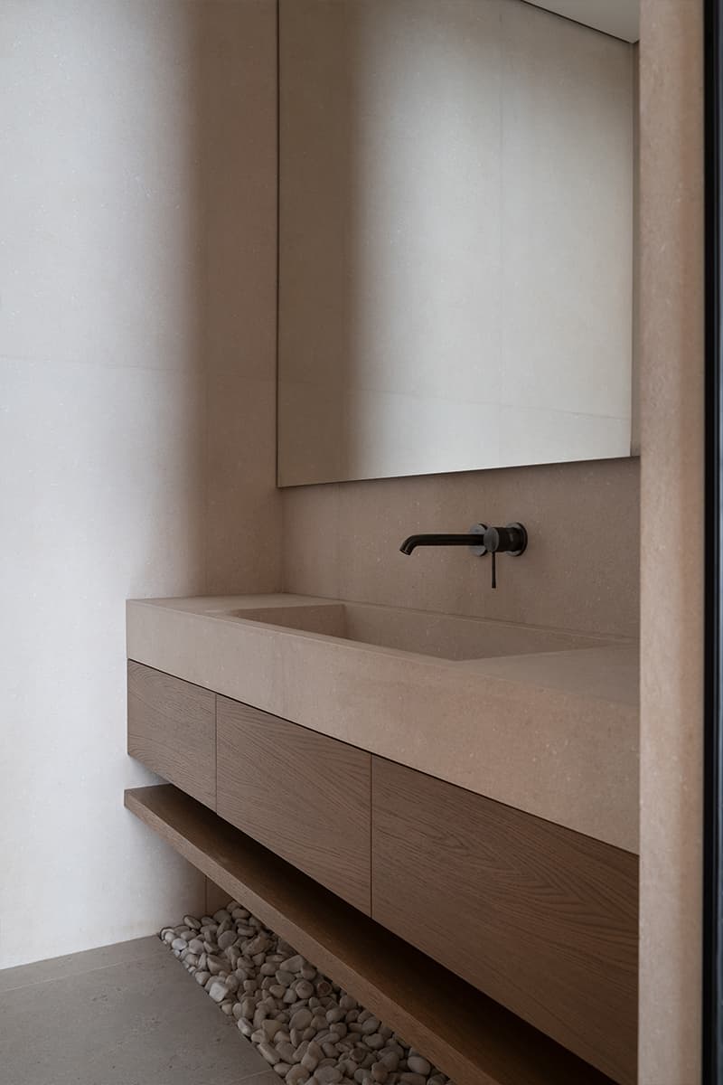 Обволакивающий интерьер «женской» квартиры с золотистыми акцентами — проект студии Room Design