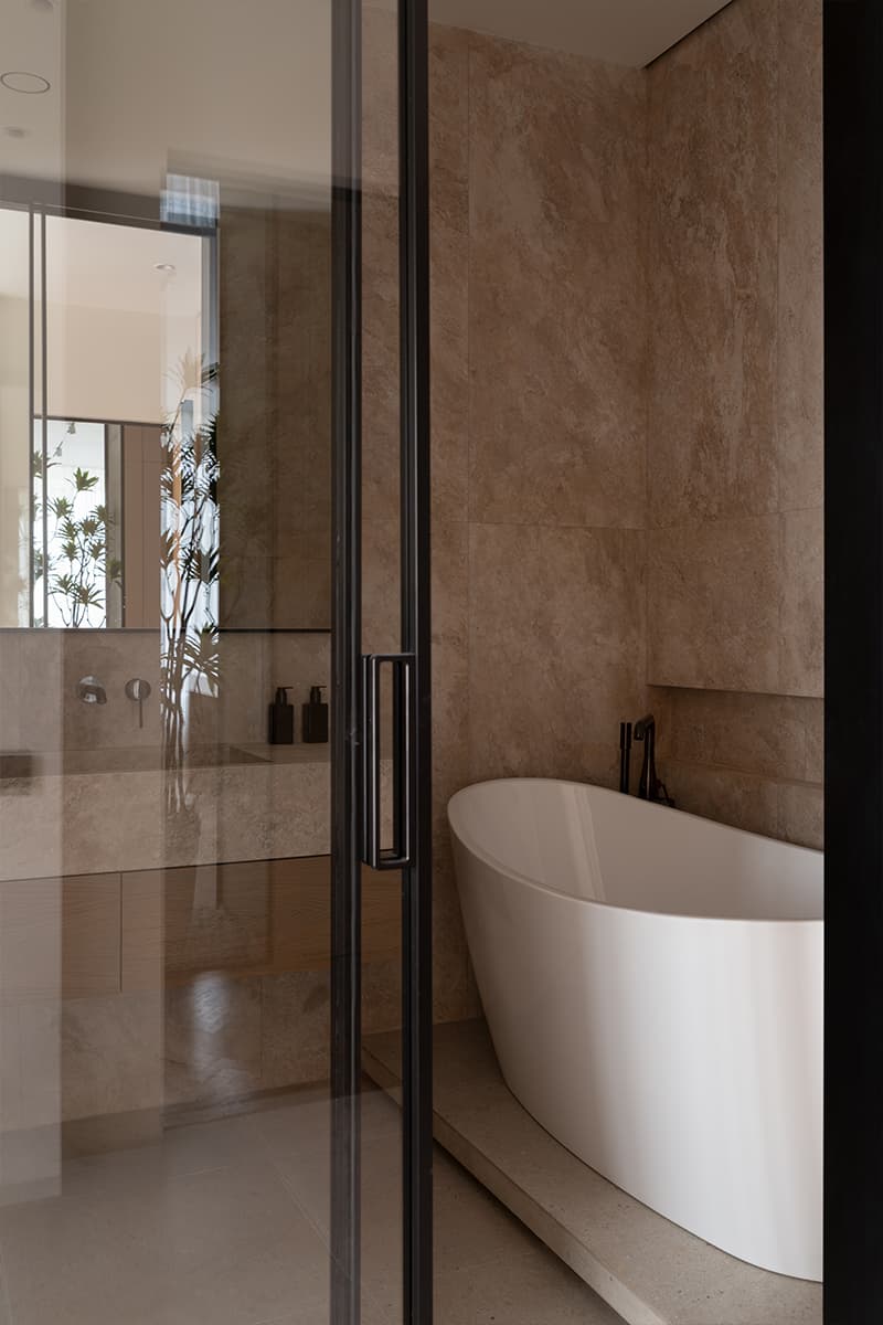 Обволакивающий интерьер «женской» квартиры с золотистыми акцентами — проект студии Room Design