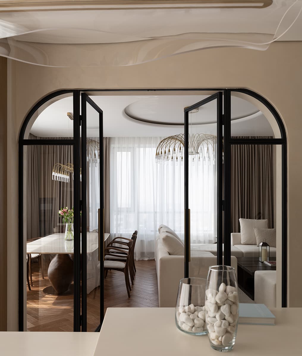 Обволакивающий интерьер «женской» квартиры с золотистыми акцентами — проект студии Room Design