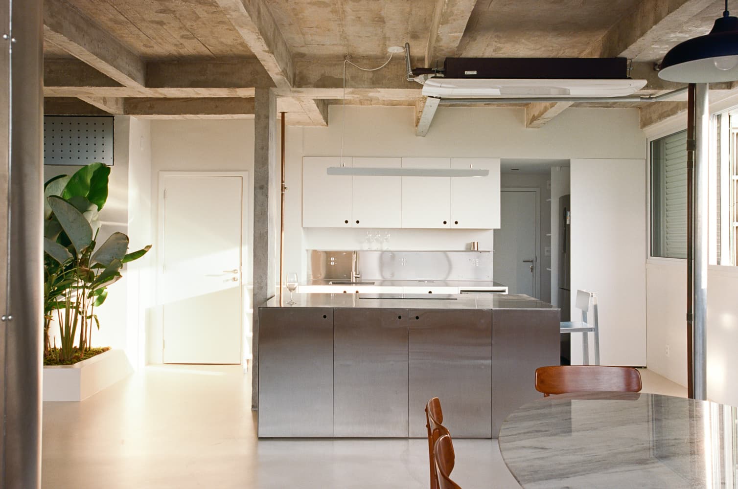 Шкафы как элемент зонирования в интерьере просторной бразильской квартиры — проект Луиза Солано