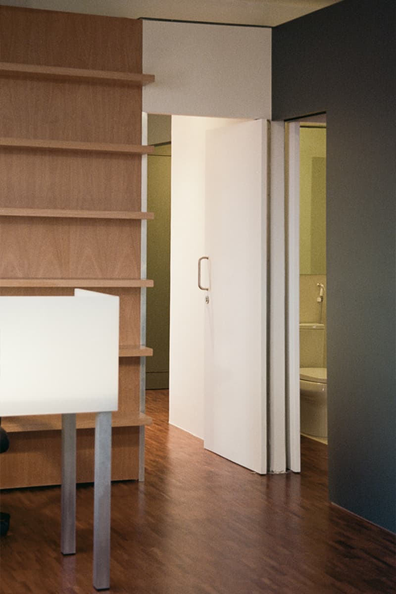 Шкафы как элемент зонирования в интерьере просторной бразильской квартиры — проект Луиза Солано