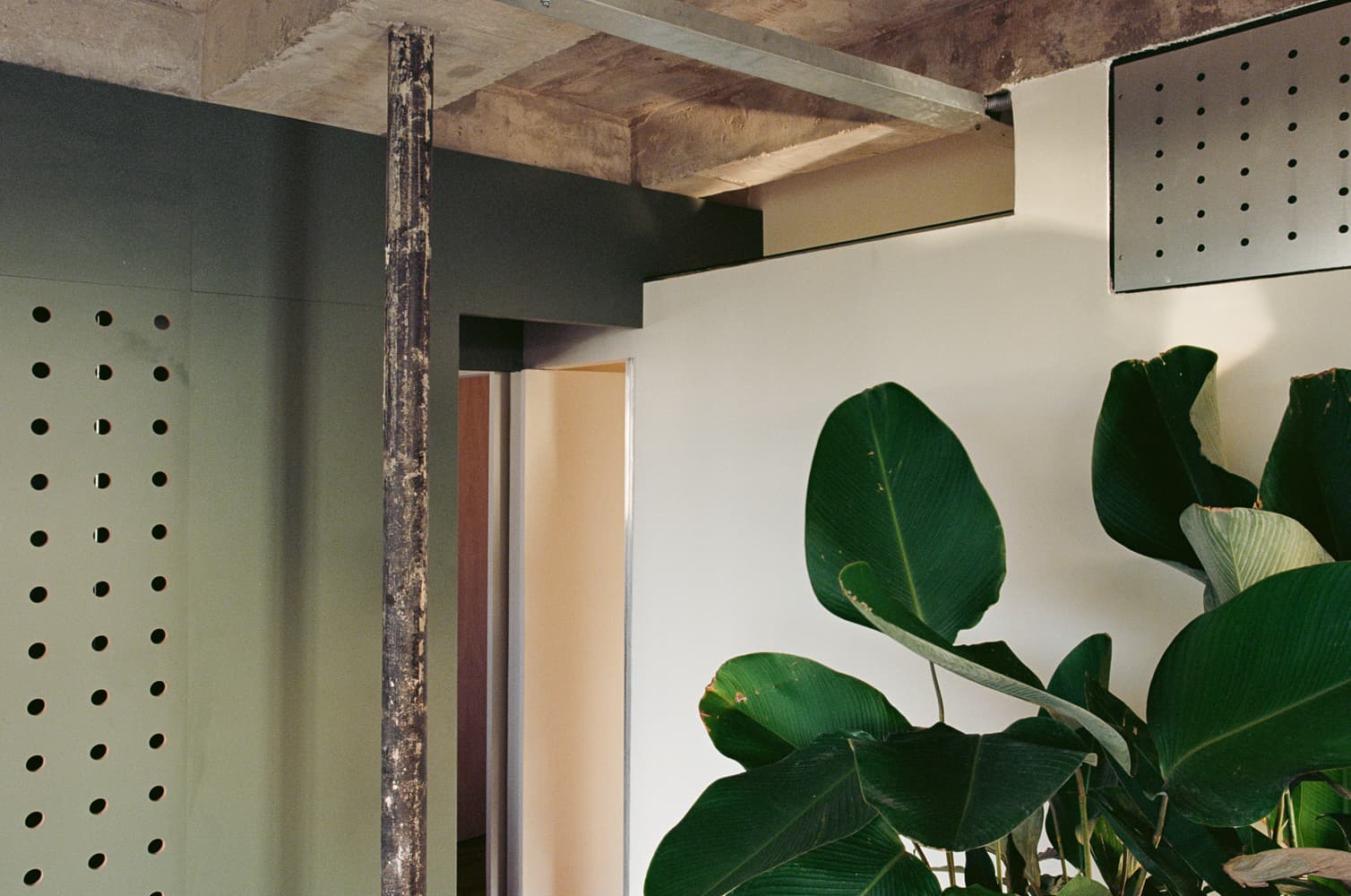 Шкафы как элемент зонирования в интерьере просторной бразильской квартиры — проект Луиза Солано w3