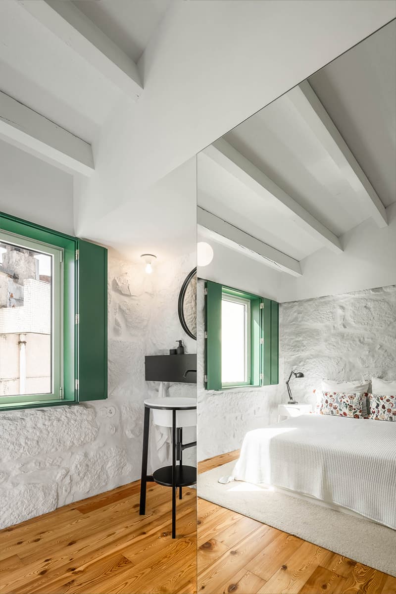 Яркие оконные откосы в интерьере крошечной двухэтажной квартиры в Порту — проект студии Spaceworkers