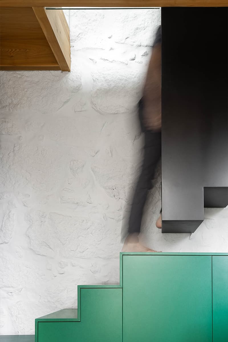 Яркие оконные откосы в интерьере крошечной двухэтажной квартиры в Порту — проект студии Spaceworkers