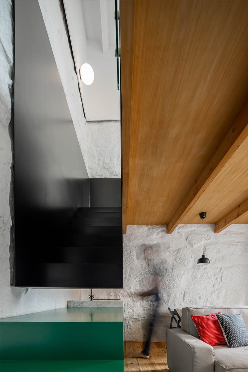 Яркие оконные откосы в интерьере крошечной двухэтажной квартиры в Порту — проект студии Spaceworkers