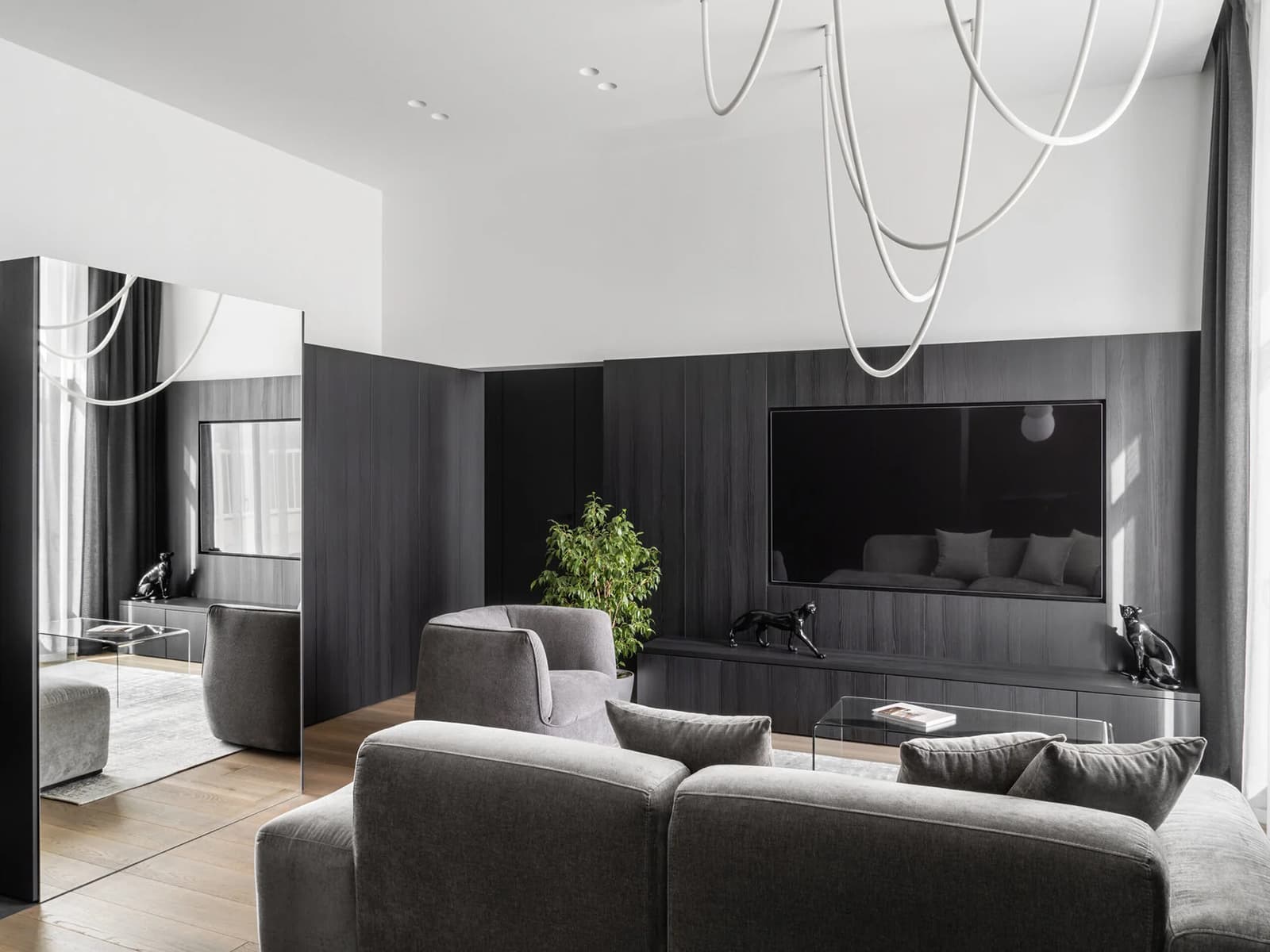Монохром, черные стеновые панели и лаконичные светильники в квартире для холостяка — проект Артема Алексеева