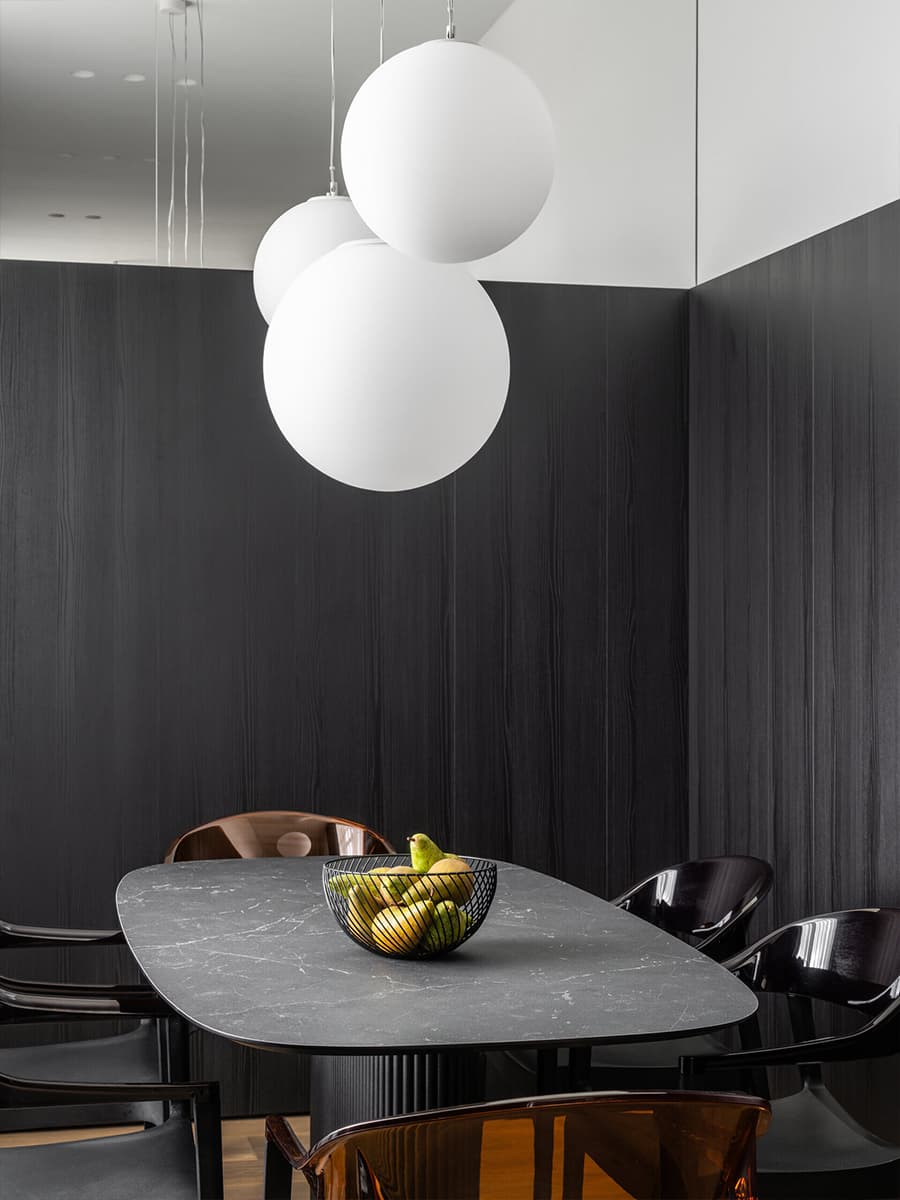 Монохром, черные стеновые панели и лаконичные светильники в квартире для холостяка — проект Артема Алексеева