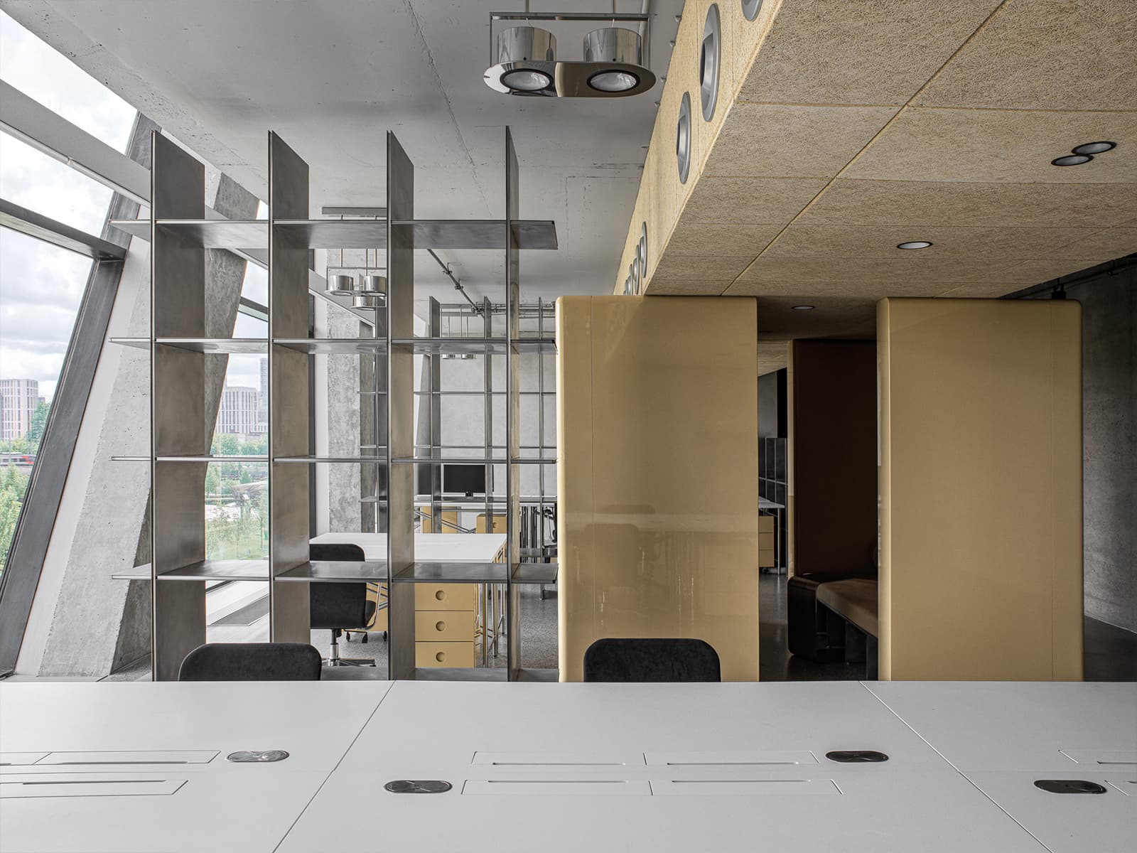 Бетон, фанера и глянцевые фасады мебели в интерьере московского офиса — проект бюро .dpt