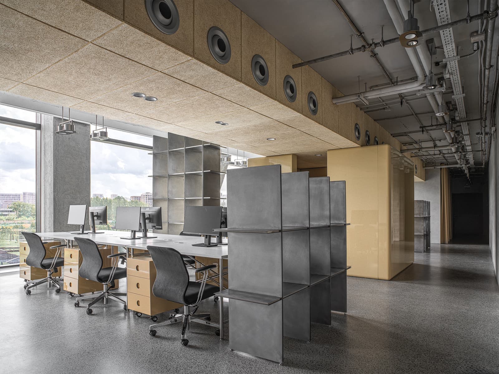 Бетон, фанера и глянцевые фасады мебели в интерьере московского офиса — проект бюро .dpt