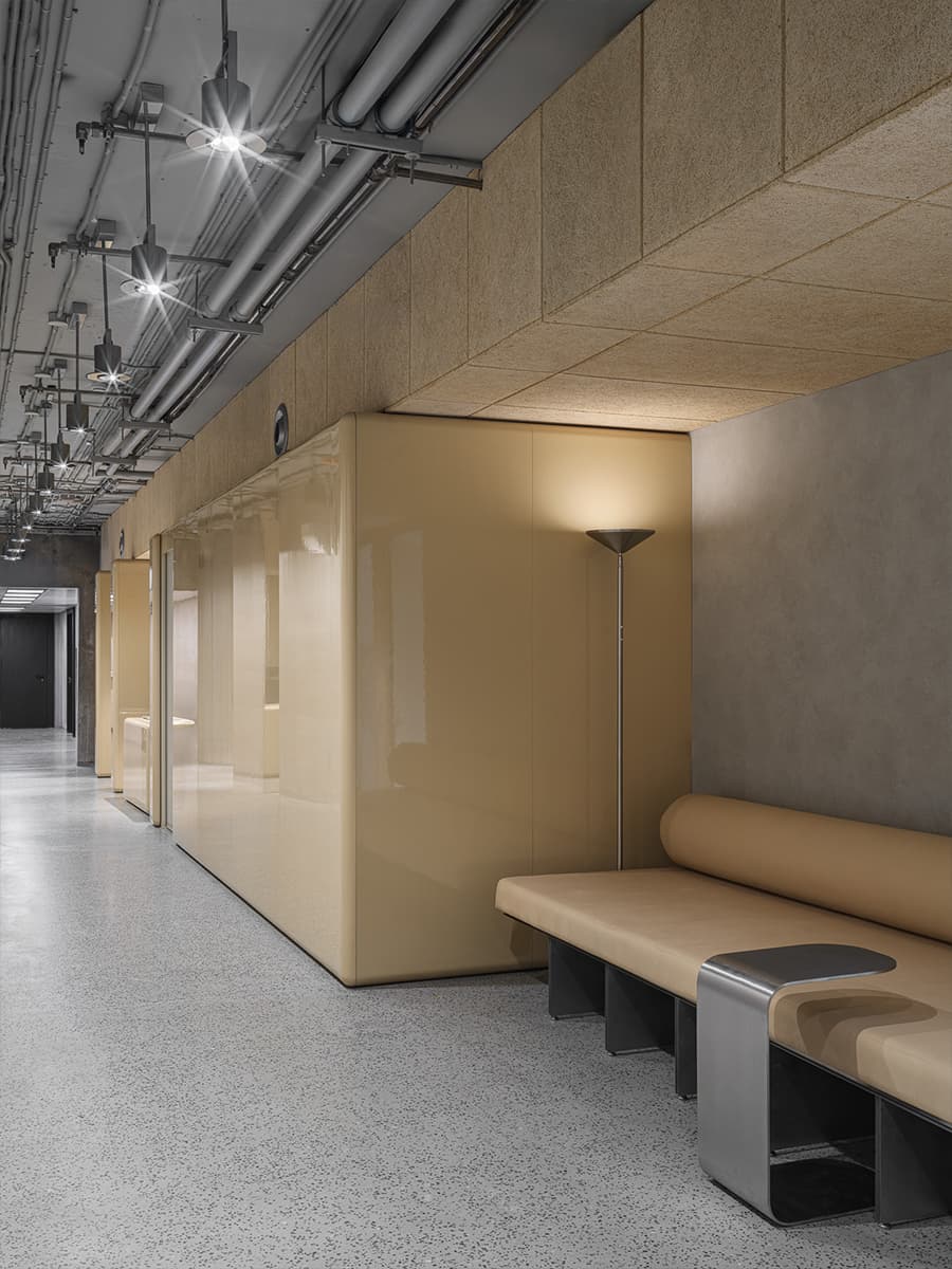 Бетон, фанера и глянцевые фасады мебели в интерьере московского офиса — проект бюро .dpt