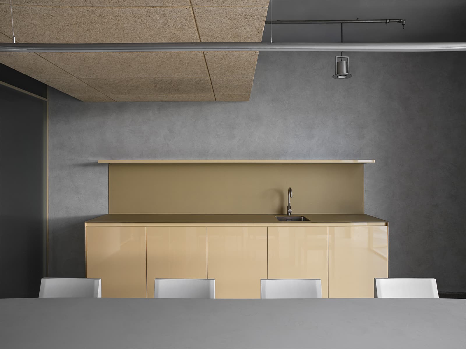 Бетон, фанера и глянцевые фасады мебели в интерьере московского офиса — проект бюро .dpt