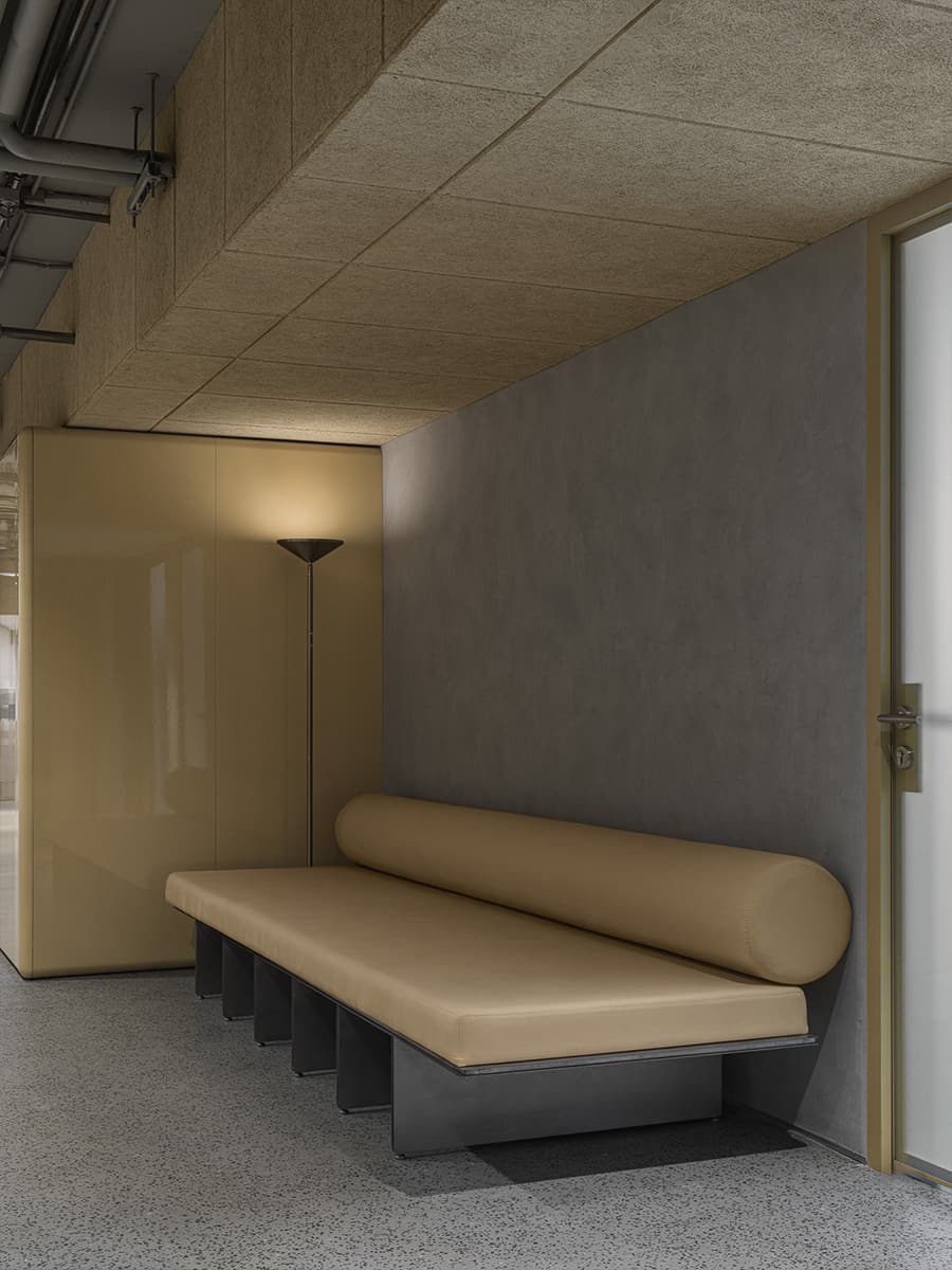 Бетон, фанера и глянцевые фасады мебели в интерьере московского офиса — проект бюро .dpt w3