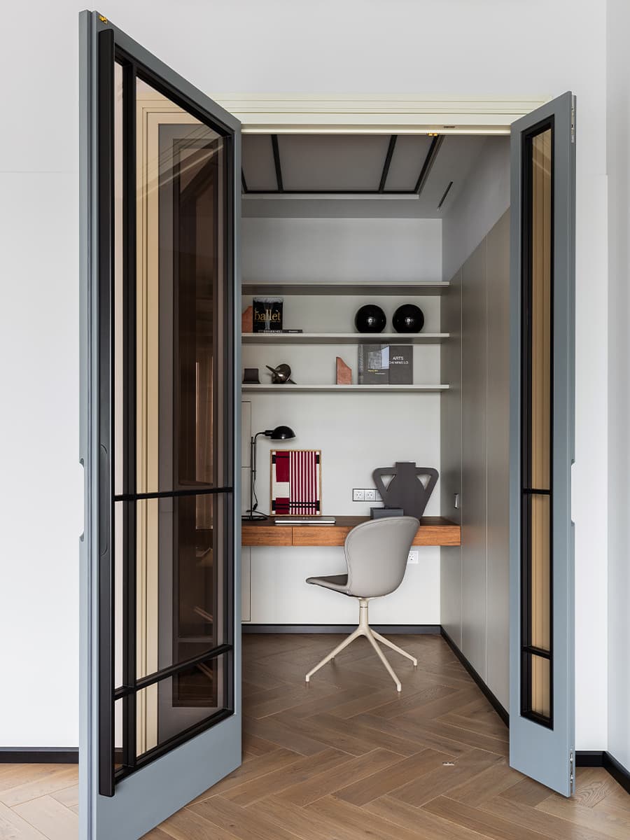 Элементы конструктивизма в красочном интерьере большой квартиры — проект Architecture design MatGolm