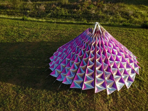 Дизайнеры британской студии Neon построили павильон, движимый ветром