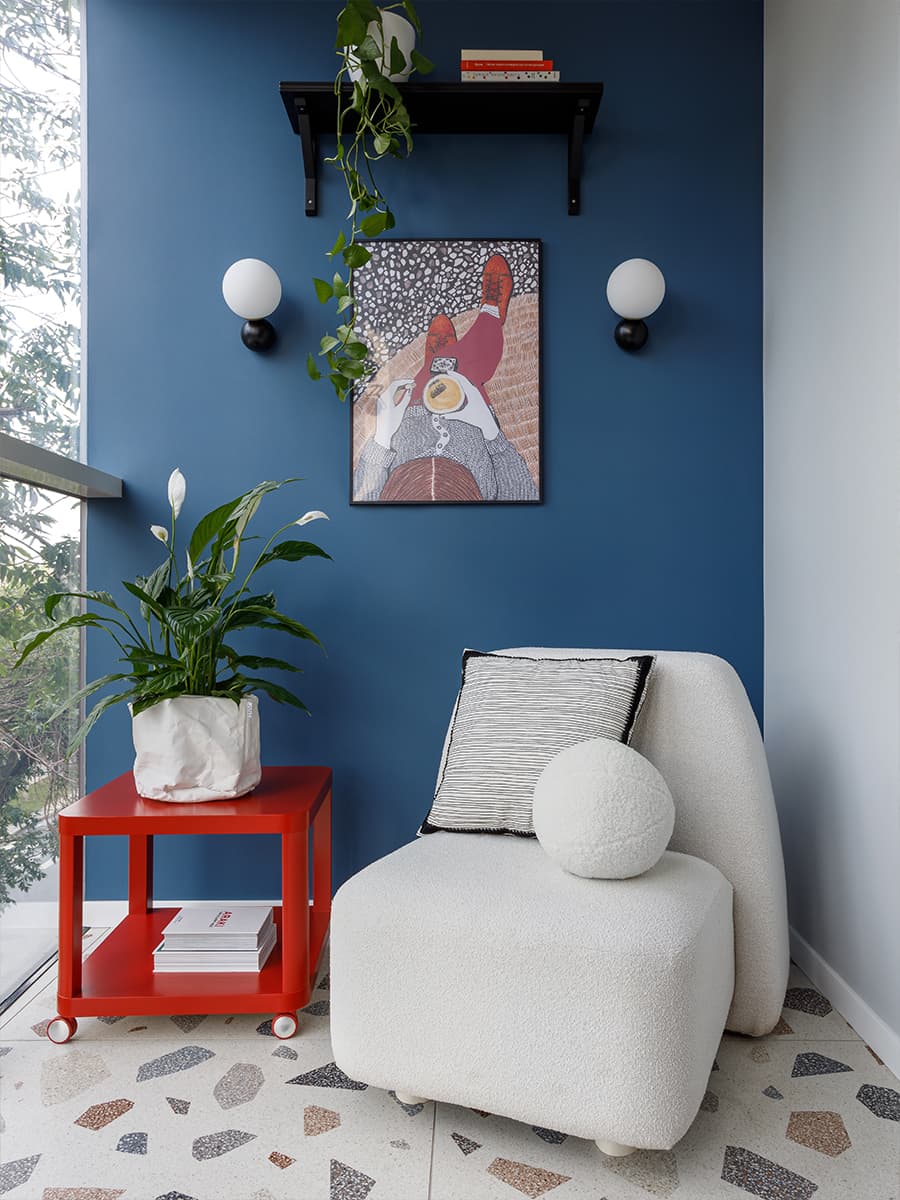 Оттенки синего, кораллового и бирюзового в квартире для семьи моряка — проект студии Rыба Дизайн