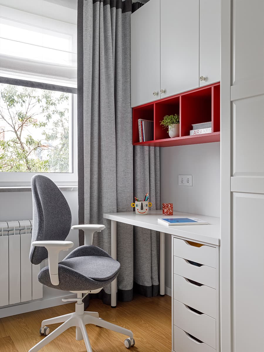 Оттенки синего, кораллового и бирюзового в квартире для семьи моряка — проект студии Rыба Дизайн