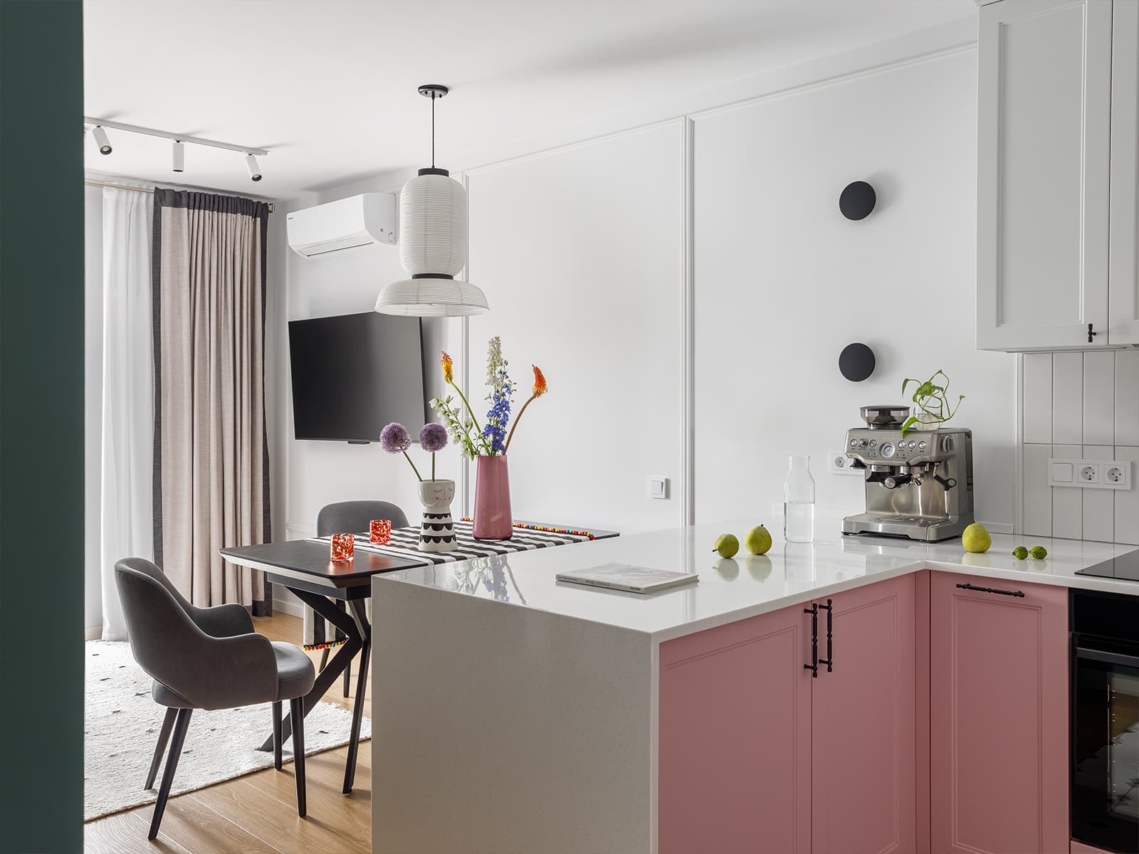 Оттенки синего, кораллового и бирюзового в квартире для семьи моряка — проект студии Rыба Дизайн