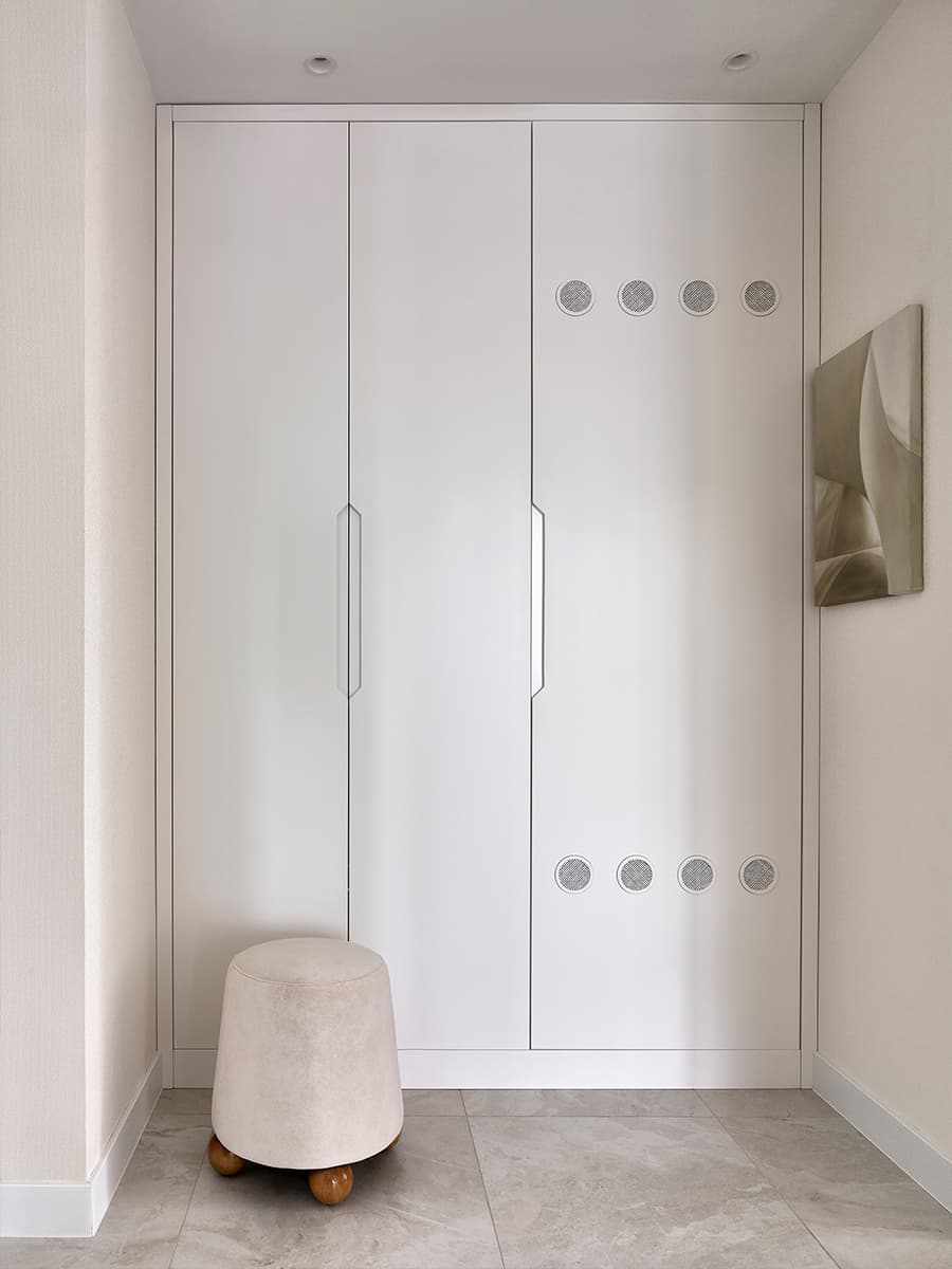 Медитативный теплый интерьер квартиры в шумной столице — проект студии DESIGN IS FINE