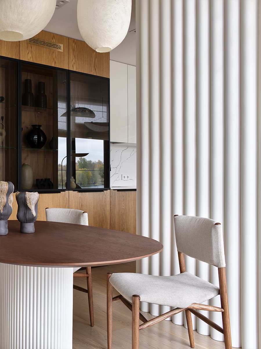 Медитативный теплый интерьер квартиры в шумной столице — проект студии DESIGN IS FINE