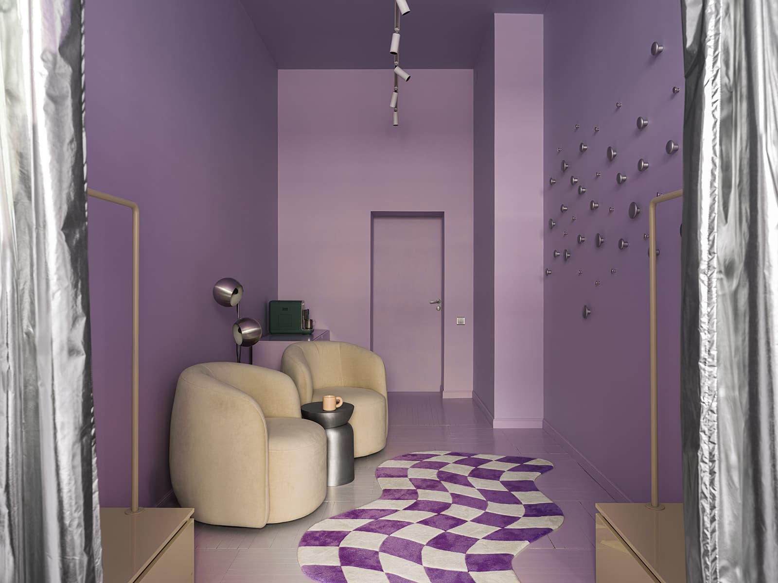 Монохром и металлизированные шторы в интерьере шоурума постельного белья — проект Анны Завгородней