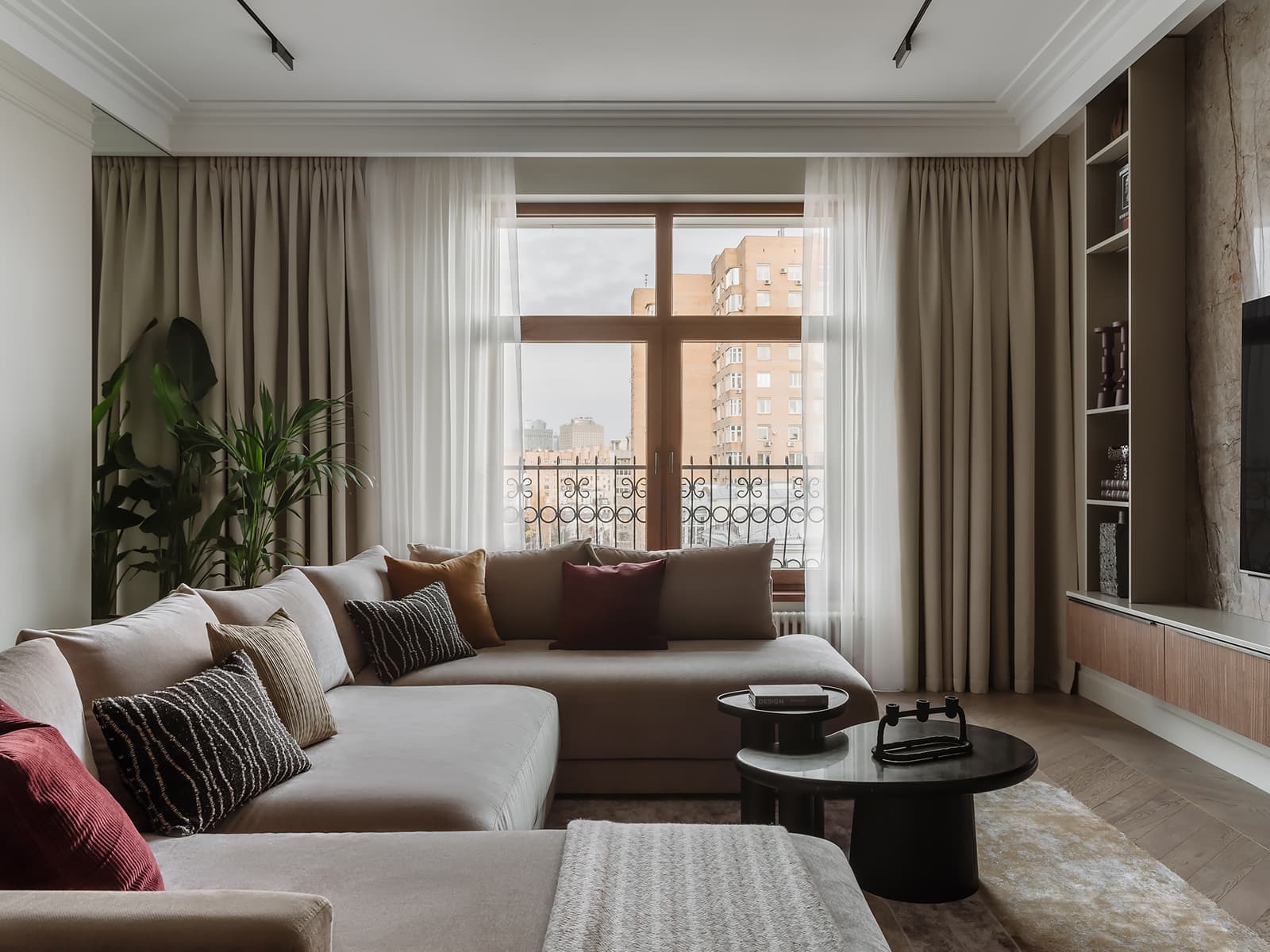 Теплый семейный интерьер квартиры с точечными вкраплениями цвета — проект Анны Мизюра