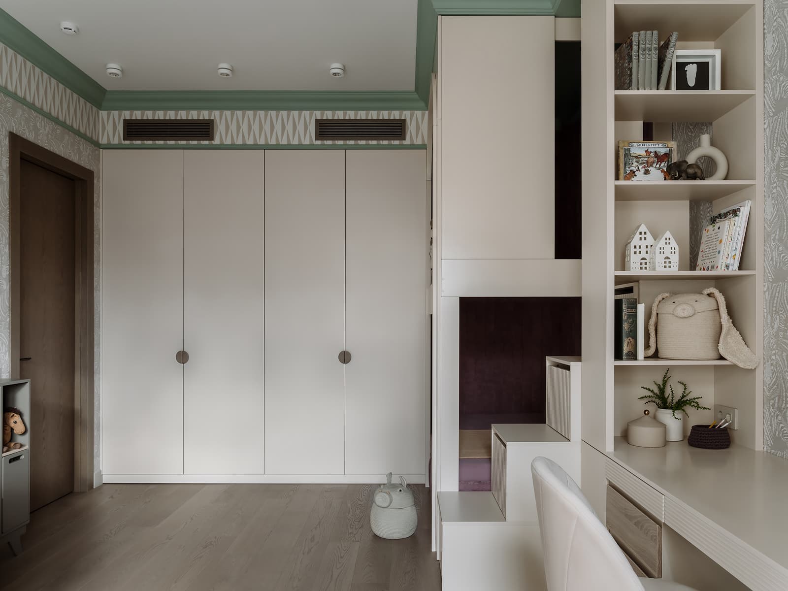 Теплый семейный интерьер квартиры с точечными вкраплениями цвета — проект Анны Мизюра