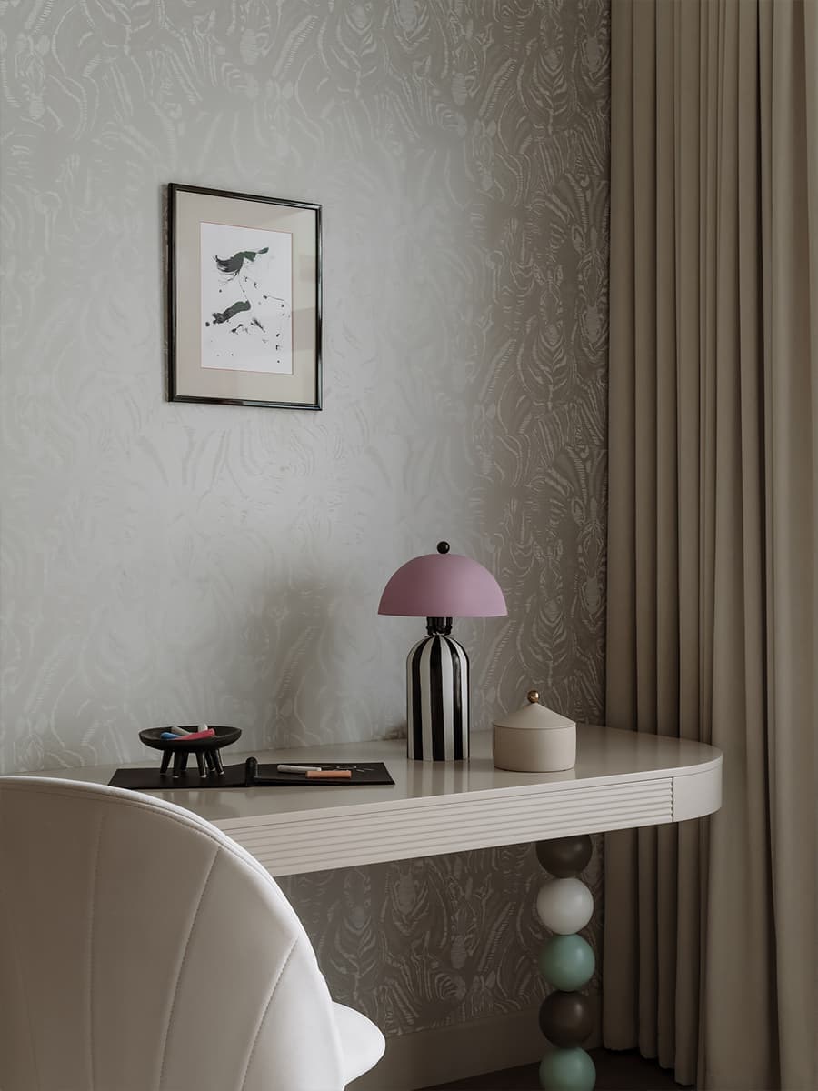 Теплый семейный интерьер квартиры с точечными вкраплениями цвета — проект Анны Мизюра