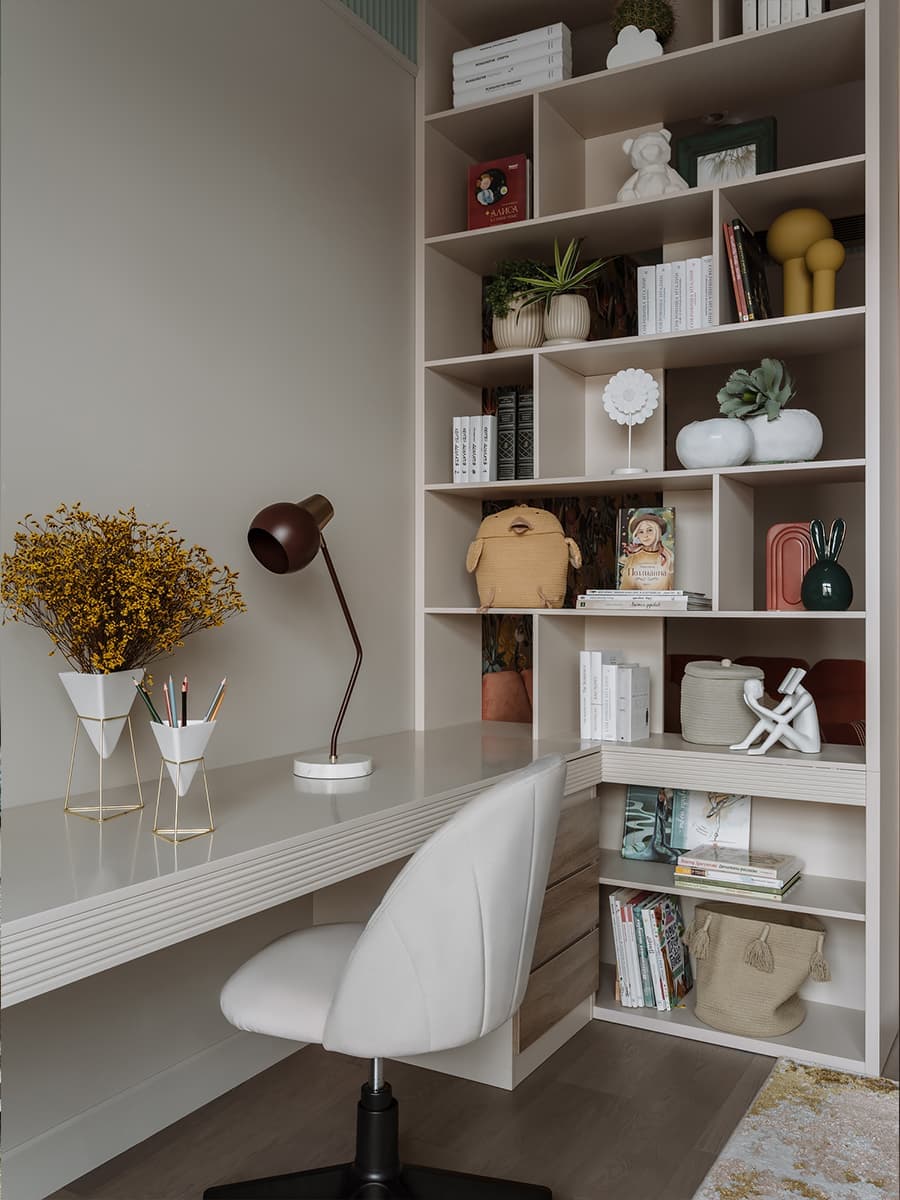 Теплый семейный интерьер квартиры с точечными вкраплениями цвета — проект Анны Мизюра