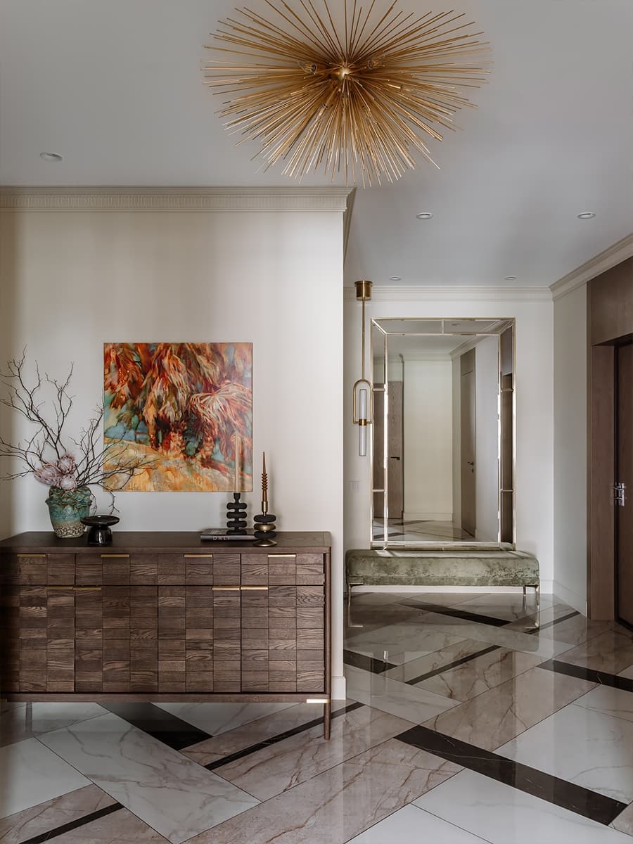 Теплый семейный интерьер квартиры с точечными вкраплениями цвета — проект Анны Мизюра