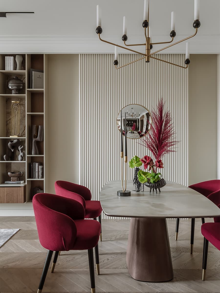 Теплый семейный интерьер квартиры с точечными вкраплениями цвета — проект Анны Мизюра