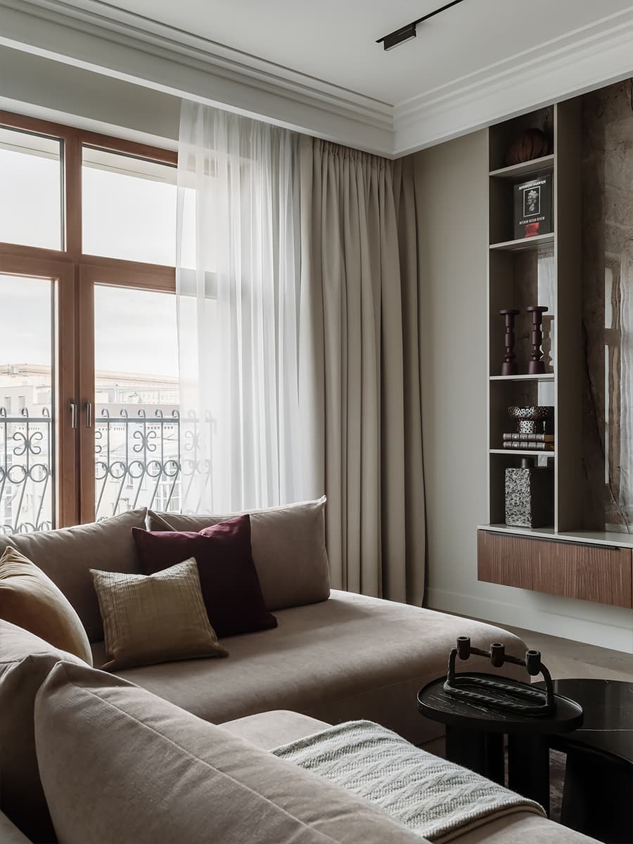 Теплый семейный интерьер квартиры с точечными вкраплениями цвета — проект Анны Мизюра