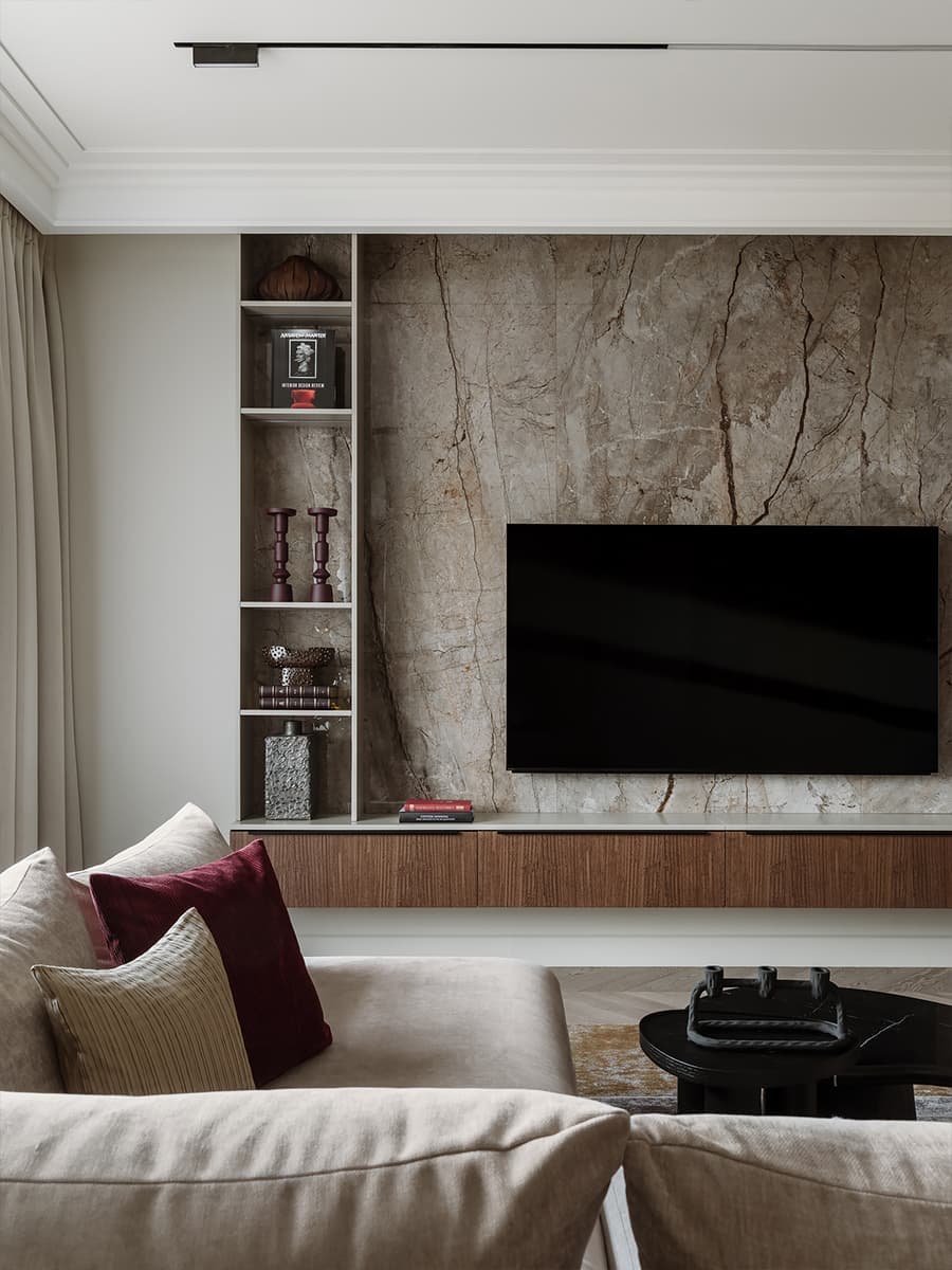 Теплый семейный интерьер квартиры с точечными вкраплениями цвета — проект Анны Мизюра