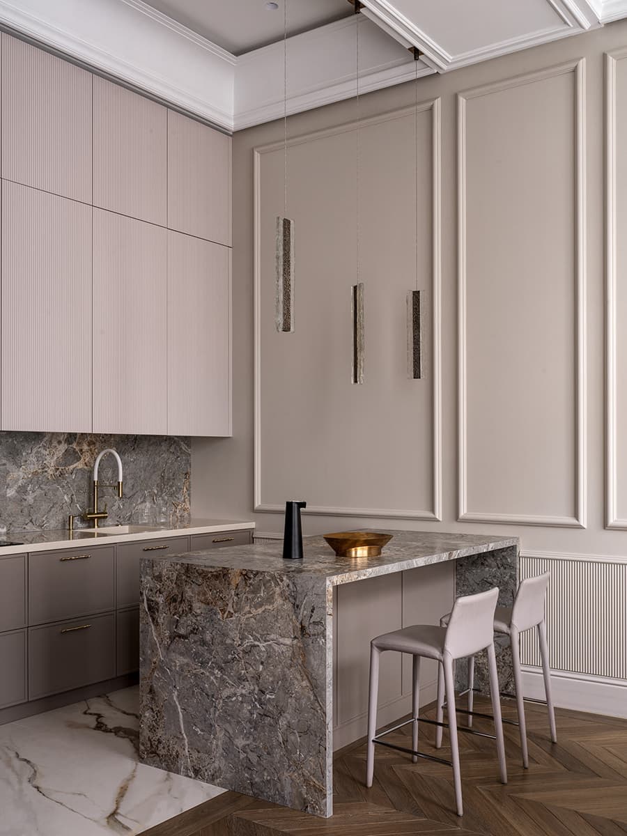 Классика и узорчатые обои в интерьере квартиры для девушки — проект DIB.architects