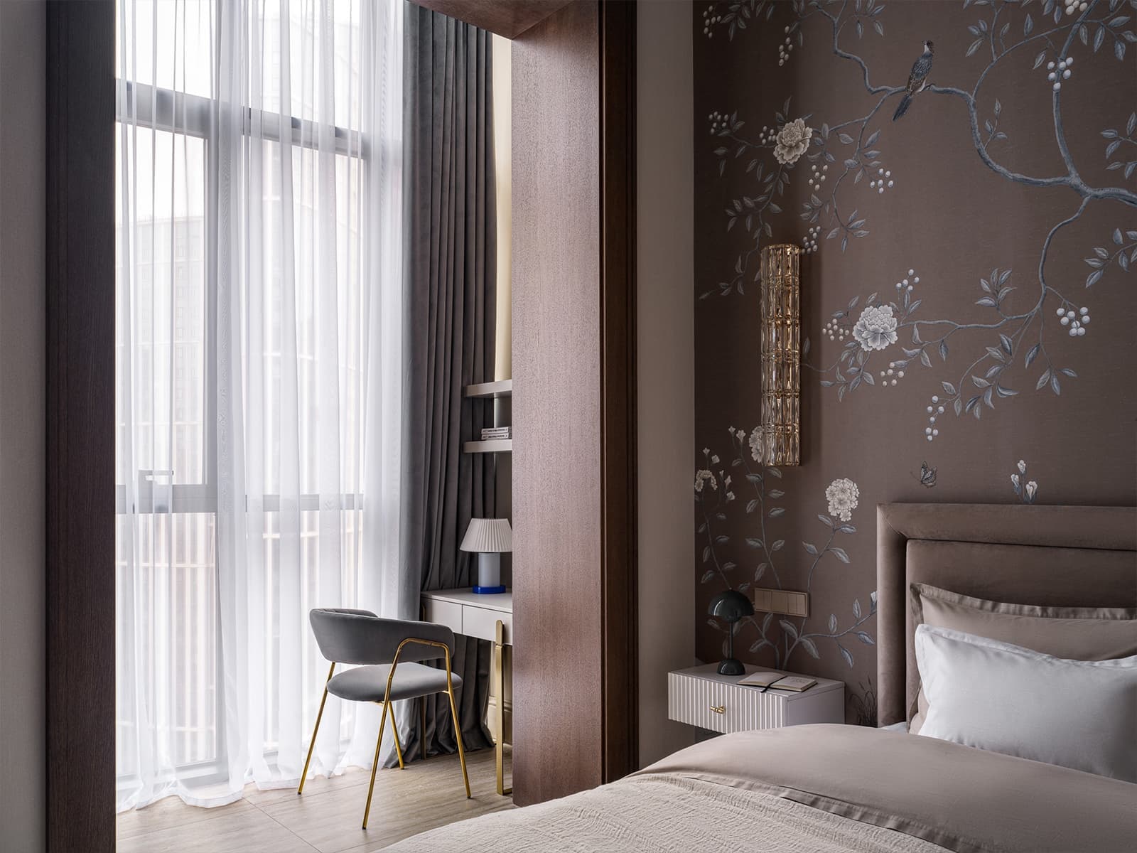 Классика и узорчатые обои в интерьере квартиры для девушки — проект DIB.architects w3