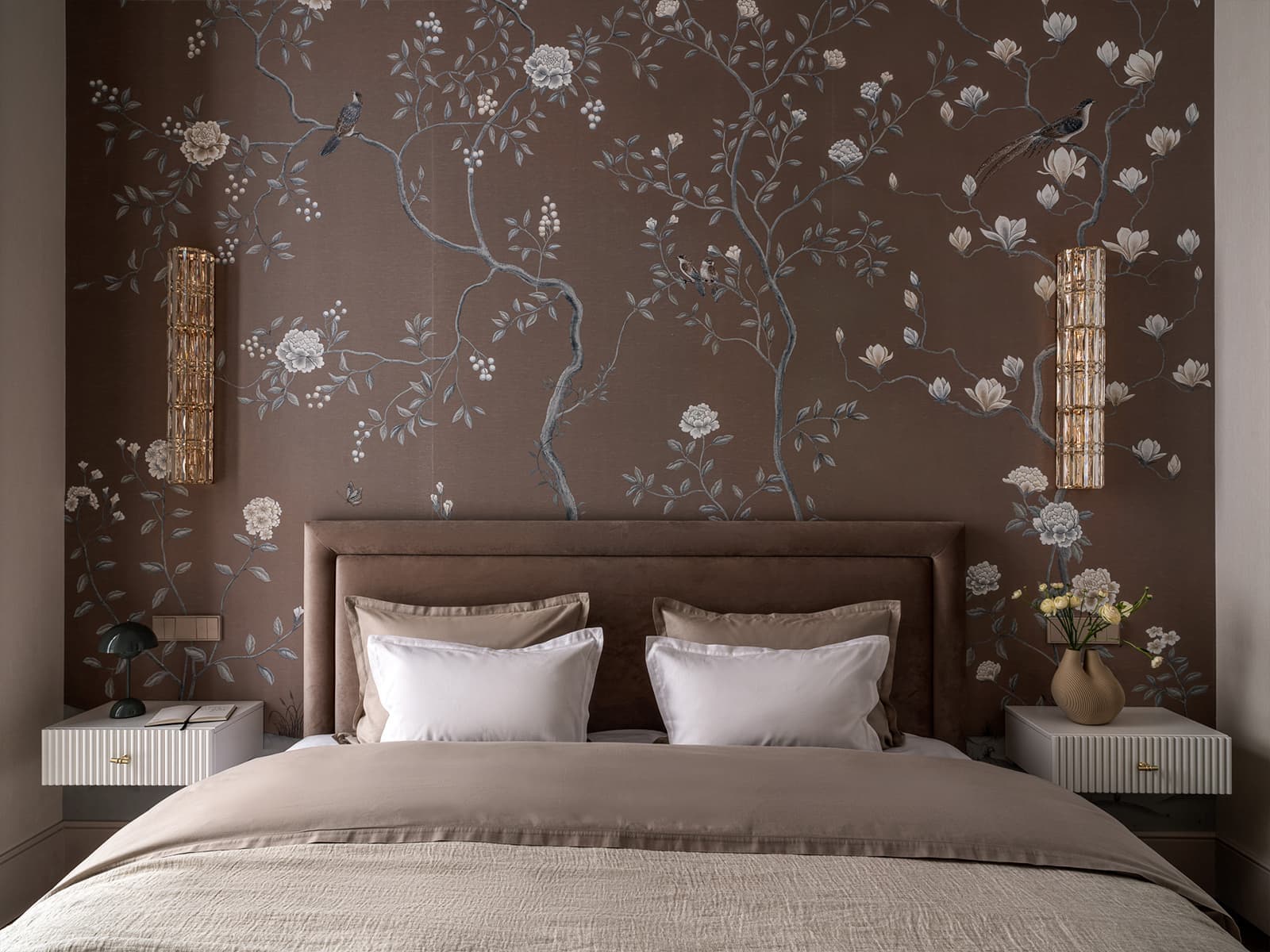 Классика и узорчатые обои в интерьере квартиры для девушки — проект DIB.architects