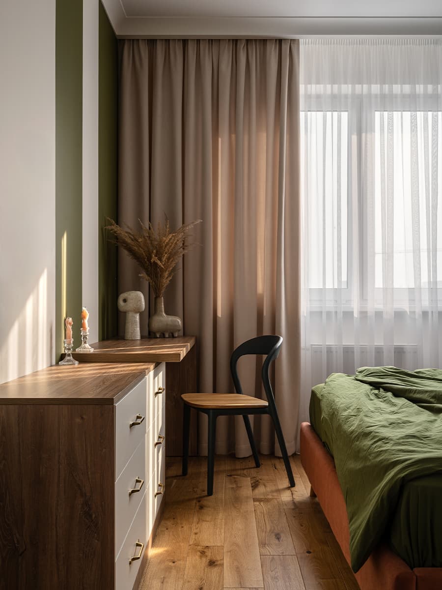 Теплая терракота и травянистые оттенки в интерьере для сотрудников киноиндустрии — проект бюро Archiline