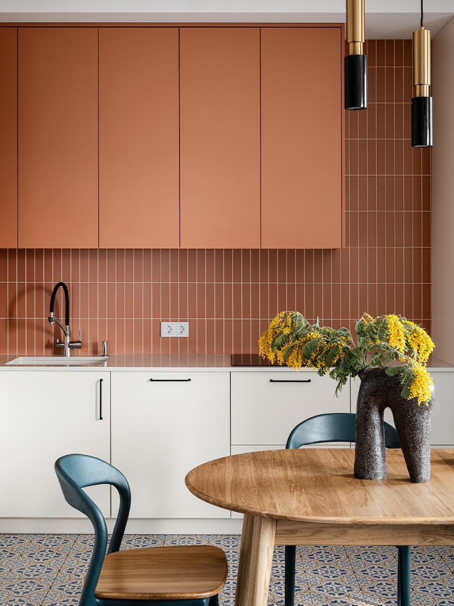 Теплая терракота и травянистые оттенки в интерьере для сотрудников киноиндустрии — проект бюро Archiline