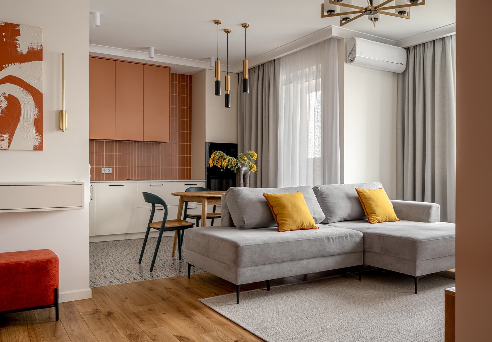 Теплая терракота и травянистые оттенки в интерьере для сотрудников киноиндустрии — проект бюро Archiline