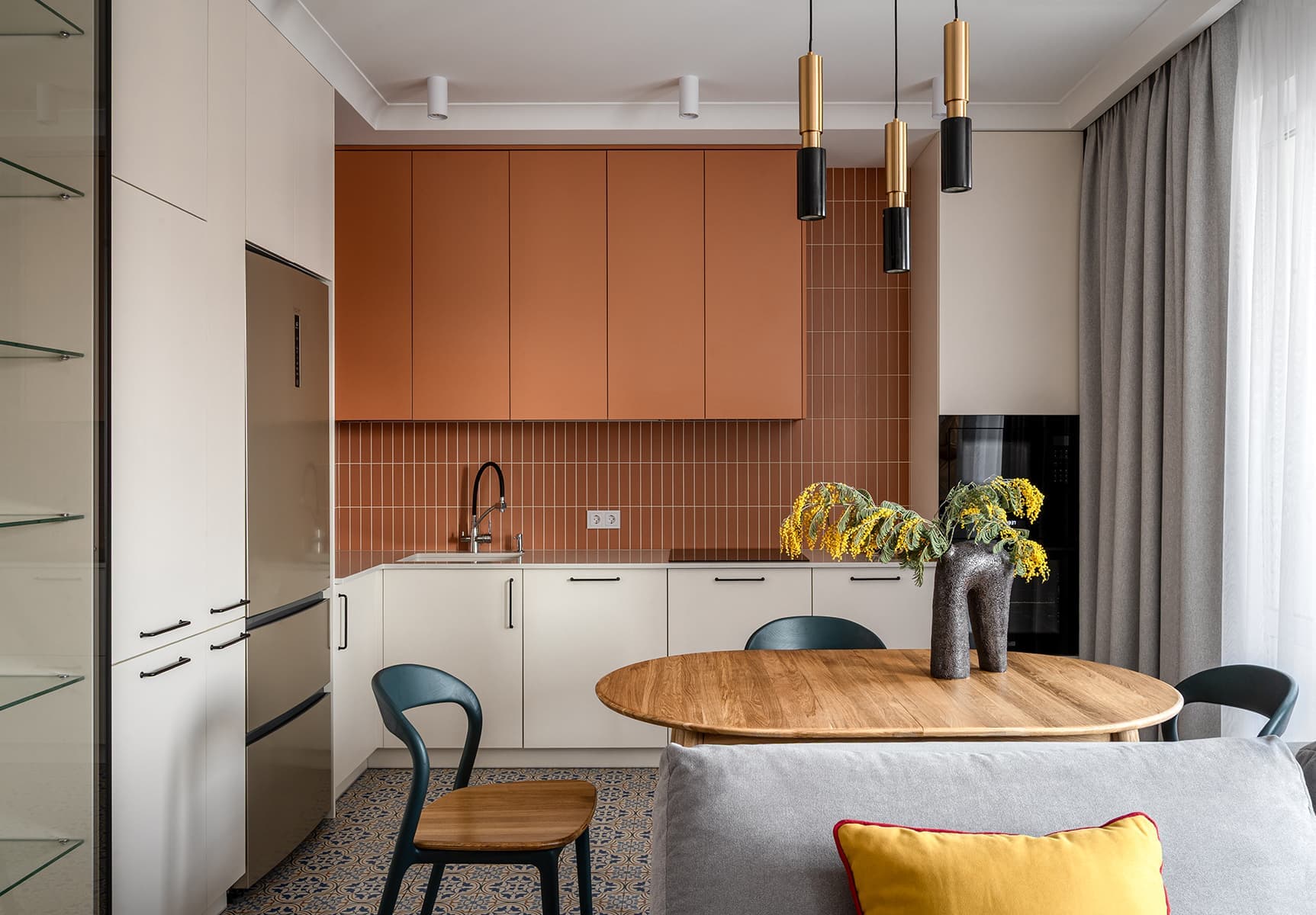 Теплая терракота и травянистые оттенки в интерьере для сотрудников киноиндустрии — проект бюро Archiline