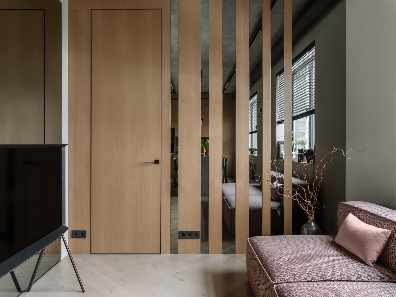 Строгий интерьер квартиры для семьи дизайнера — проект студии Nashe Interiors