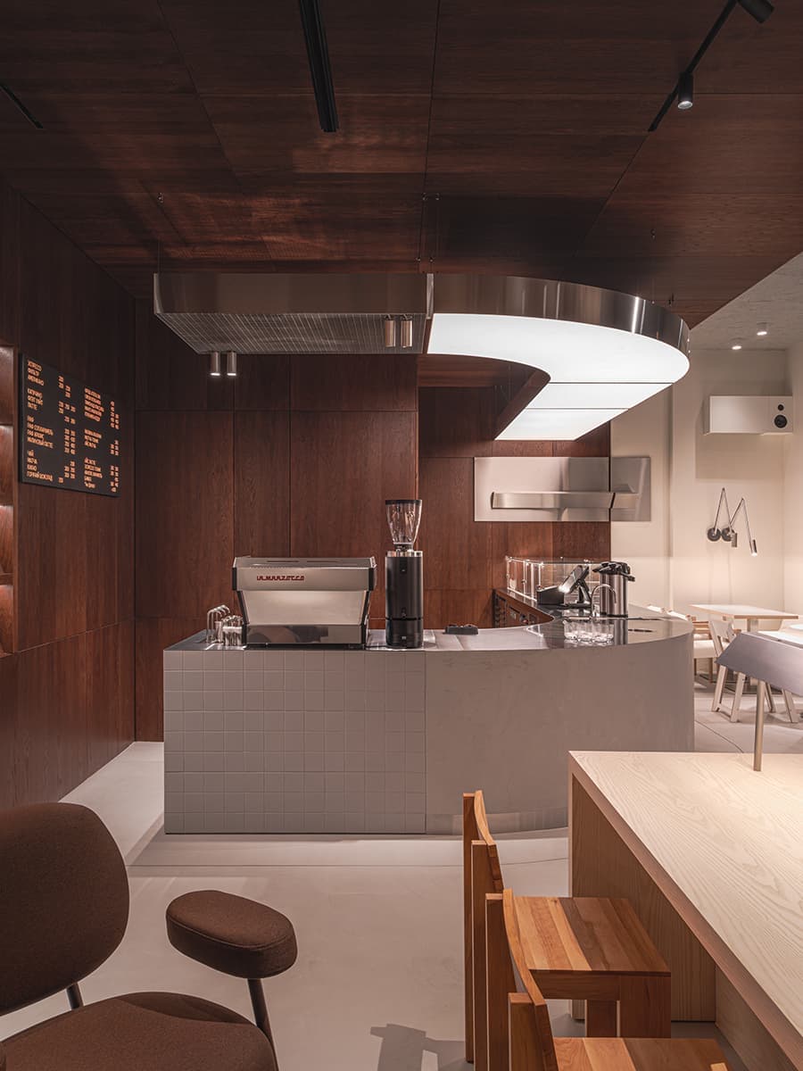 Теплая ретро-атмосфера и коричневые тона в интерьере кофейни — проект KIDZ