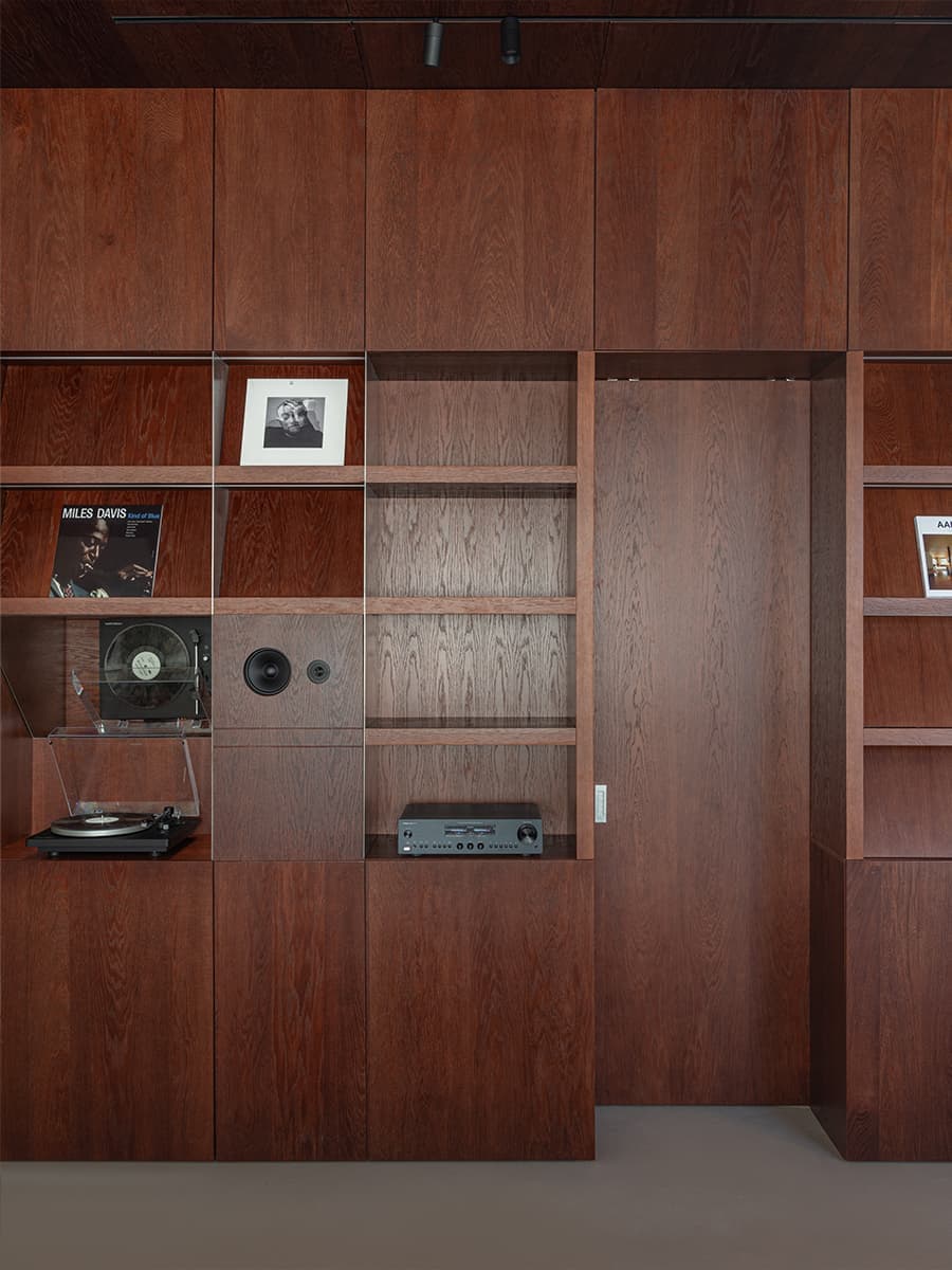 Теплая ретро-атмосфера и коричневые тона в интерьере кофейни — проект KIDZ