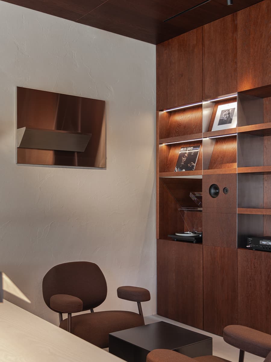 Теплая ретро-атмосфера и коричневые тона в интерьере кофейни — проект KIDZ