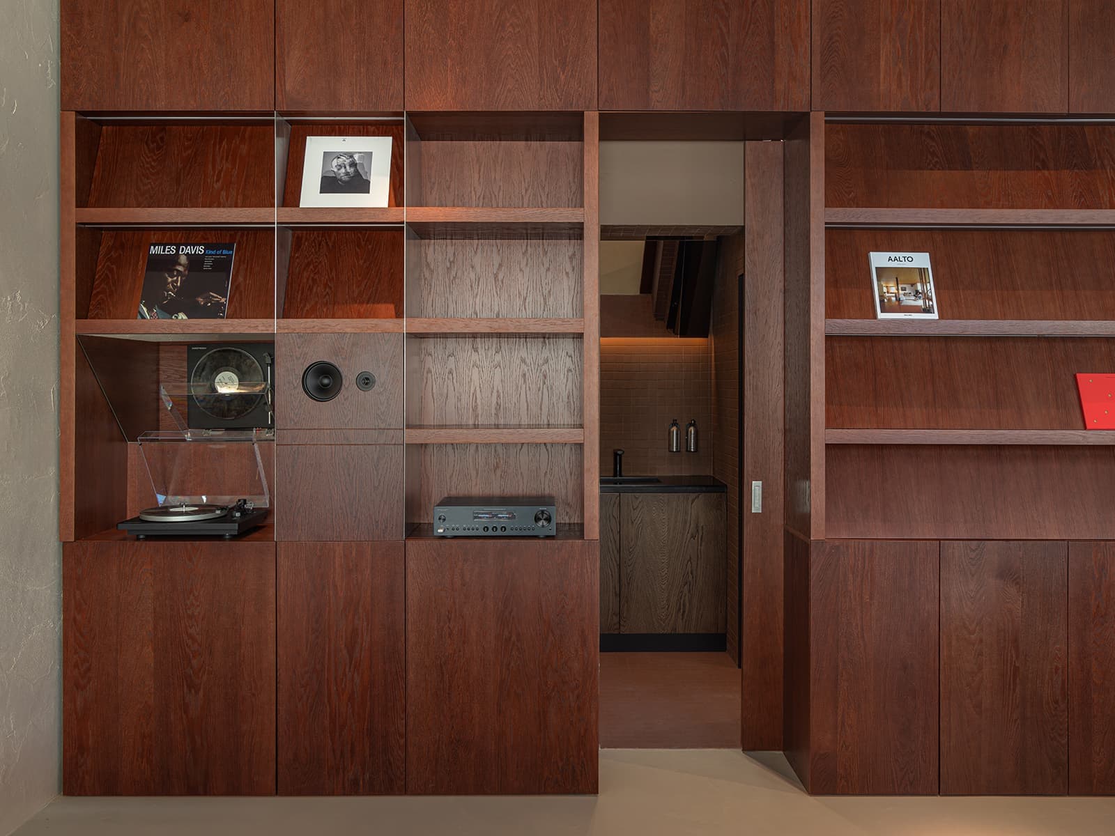 Теплая ретро-атмосфера и коричневые тона в интерьере кофейни — проект KIDZ w3